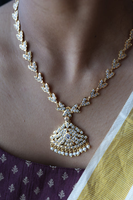 Heritage gold plated white stone short necklace H8901