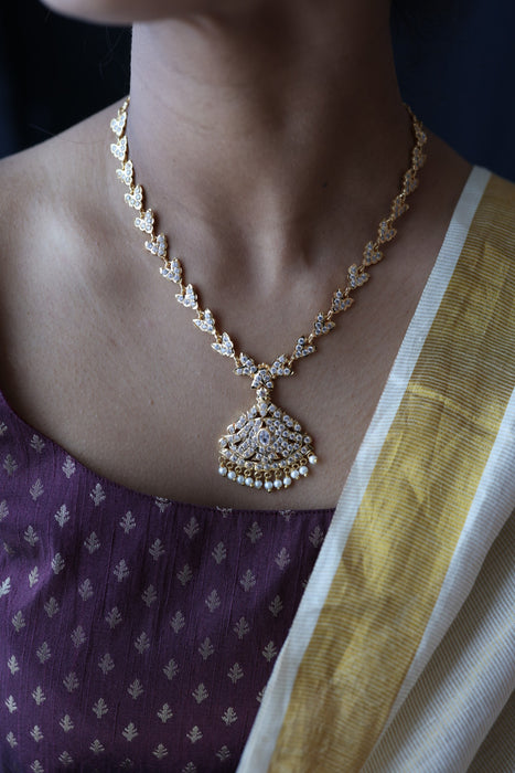 Heritage gold plated white stone short necklace H8901