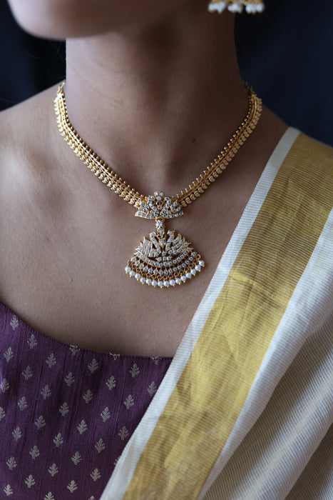Heritage gold plated white stone short necklace H8907