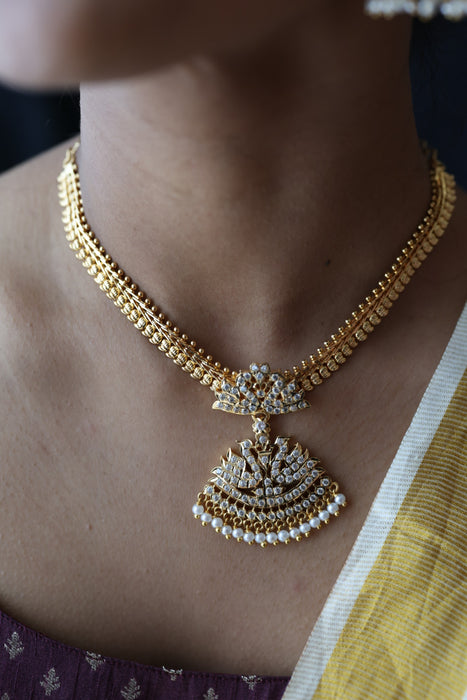 Heritage gold plated white stone short necklace H8907