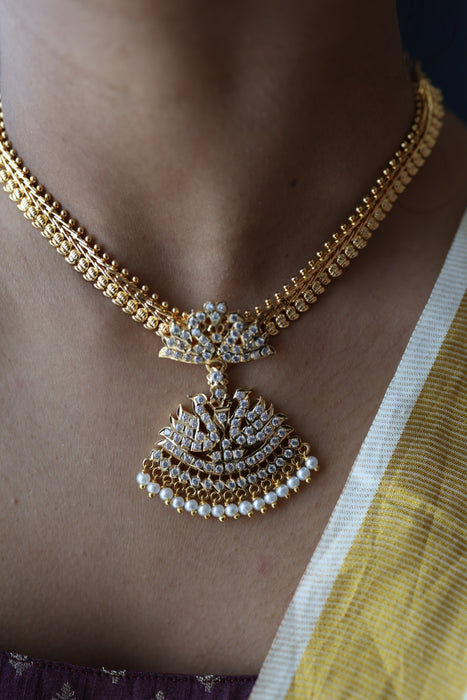 Heritage gold plated white stone short necklace H8907