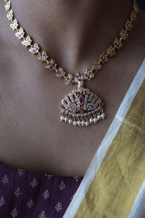 Heritage gold plated ruby white stone short necklace H8902