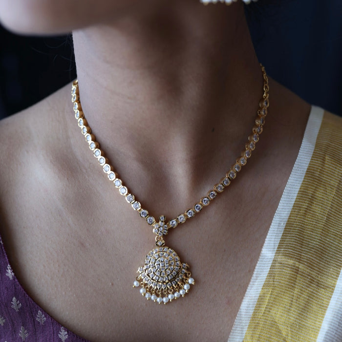 Heritage gold plated white stone short necklace H8906