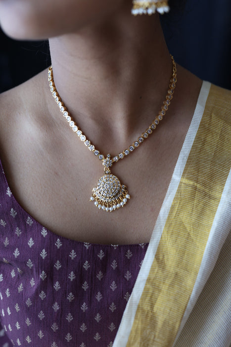 Heritage gold plated white stone short necklace H8906