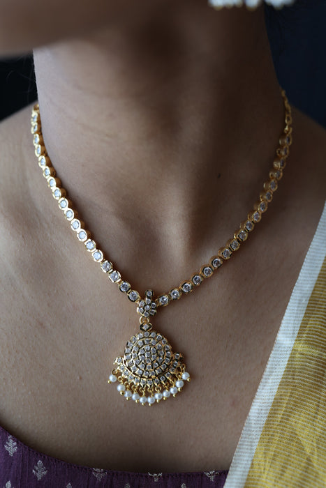 Heritage gold plated white stone short necklace H8906