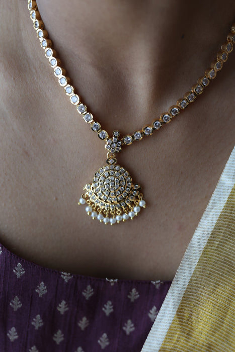 Heritage gold plated white stone short necklace H8906