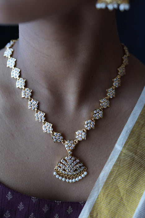 Heritage gold plated white stone short necklace H8905