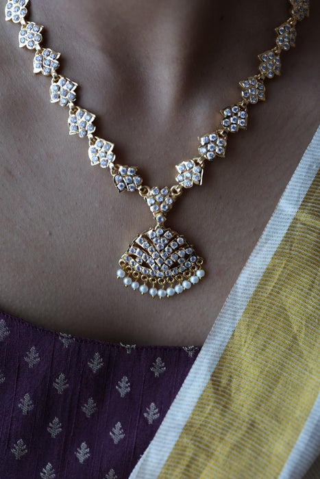 Heritage gold plated white stone short necklace H8905