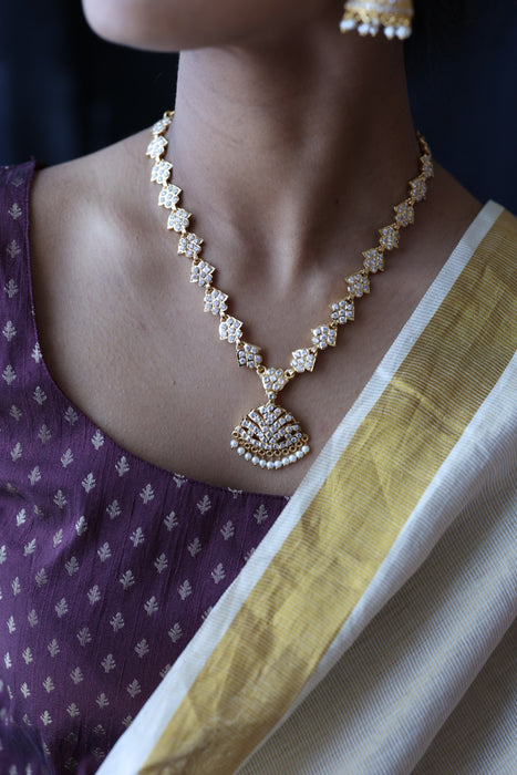 Heritage gold plated white stone short necklace H8905