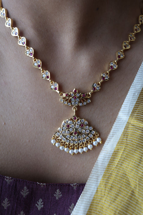 Heritage gold plated ruby white stone short necklace H8908