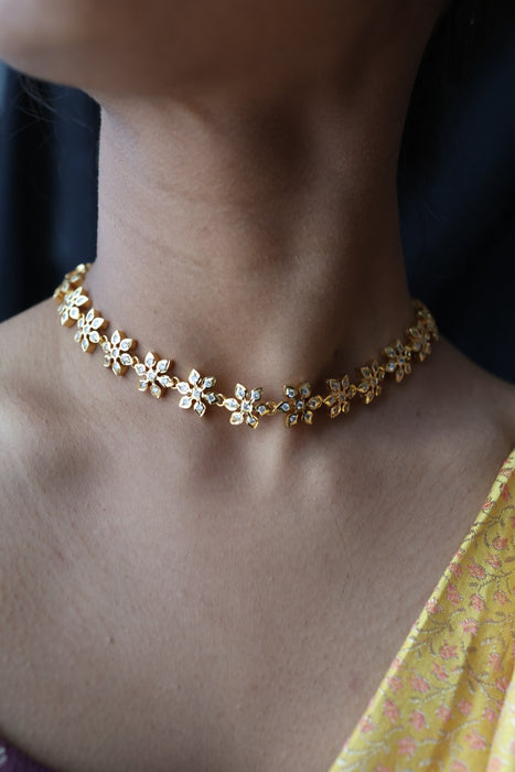 Heritage  white stone choker necklace and earrings h45332