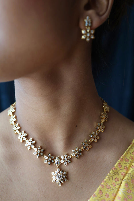 Heritage gold plated short necklace with earrings H1237