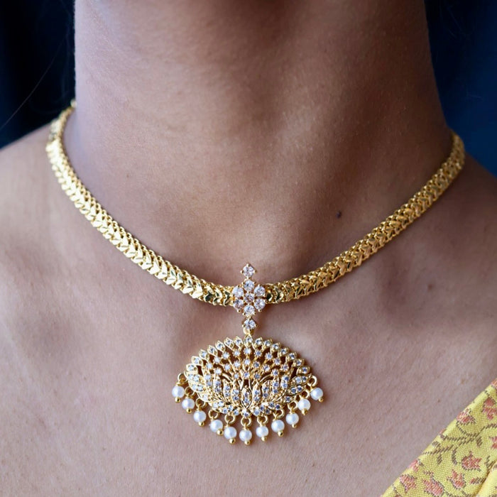 Heritage gold plated white stone short necklace H8903