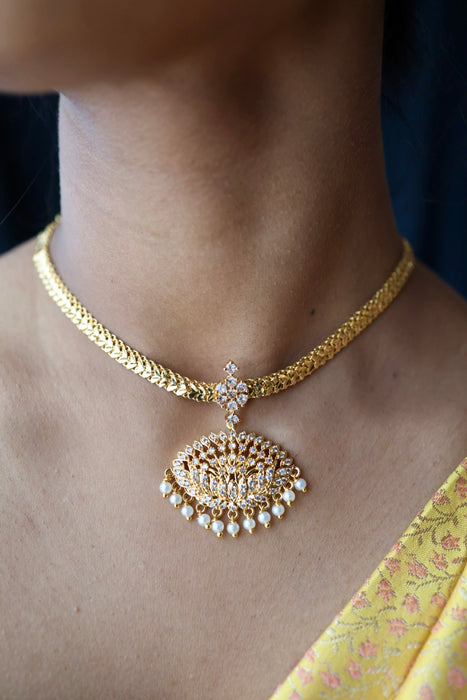 Heritage gold plated white stone short necklace H8903