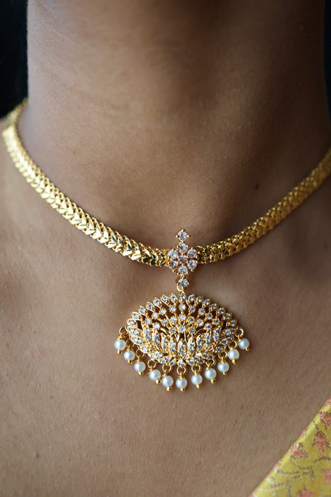 Heritage gold plated white stone short necklace H8903