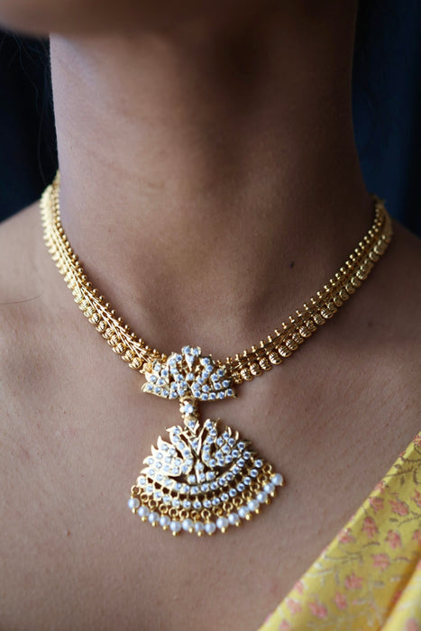Heritage gold plated white stone short necklace H8907