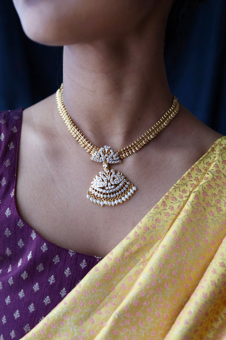 Heritage gold plated white stone short necklace H8907