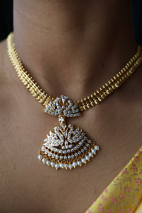 Heritage gold plated white stone short necklace H8907