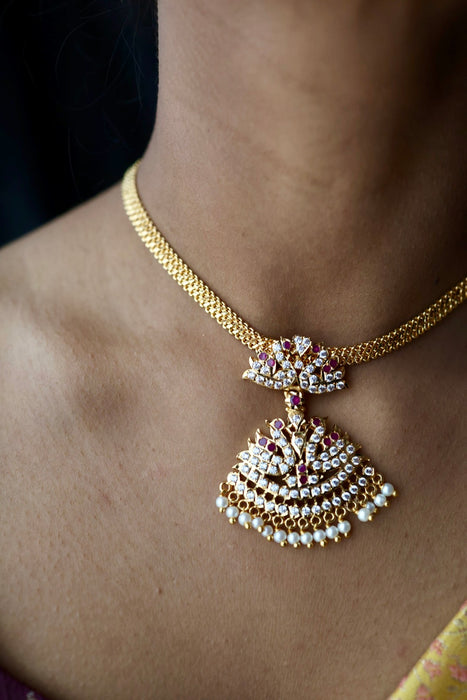 Heritage gold plated ruby white stone short necklace H8912