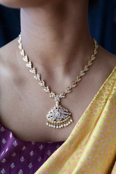 Heritage gold plated ruby white stone short necklace H8917