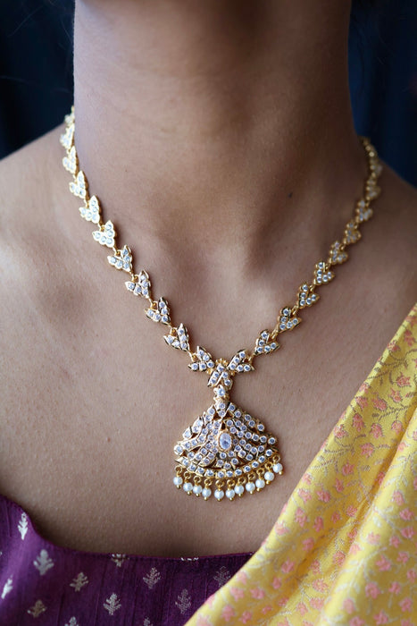 Heritage gold plated ruby white stone short necklace H8917