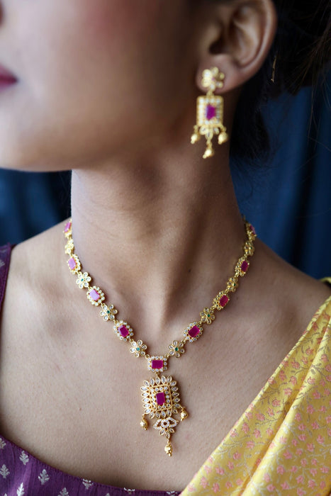 Heritage gold plated ruby white stone short necklace H8913