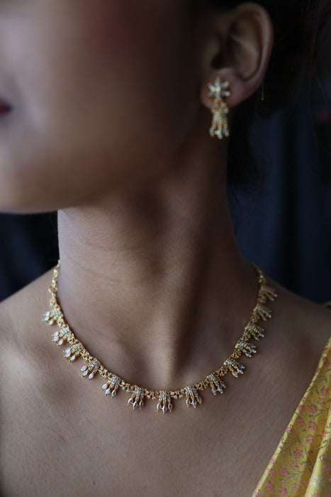 Heritage gold plated white stone short necklace H8916