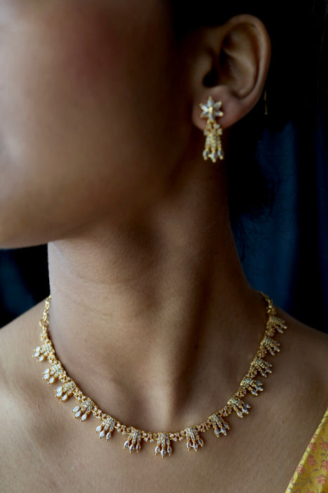 Heritage gold plated white stone short necklace H8916