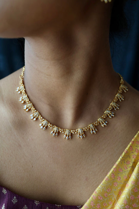 Heritage gold plated white stone short necklace H8916