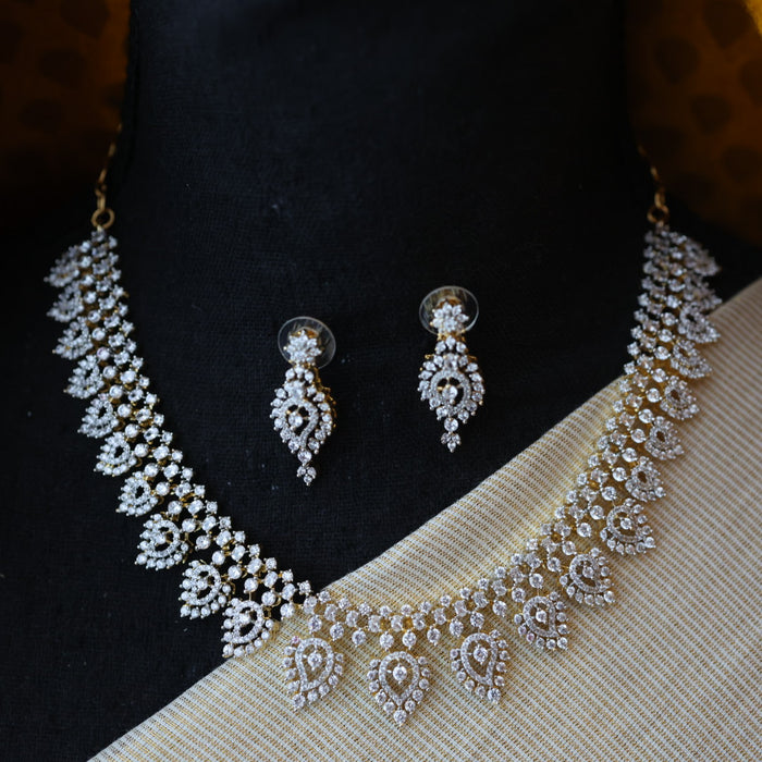 Heritage white stone short necklace with earrings H900