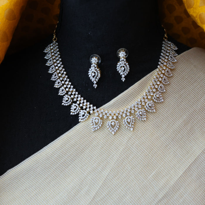 Heritage white stone short necklace with earrings H900