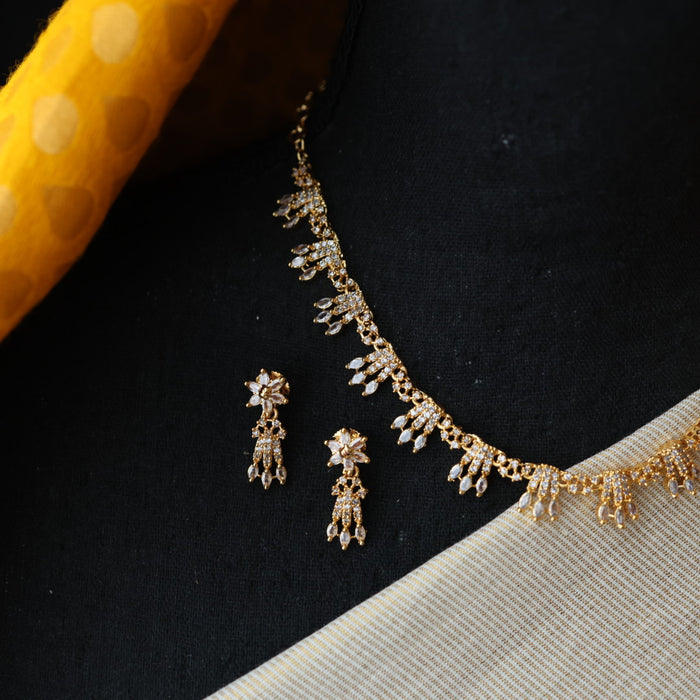 Heritage gold plated white stone short necklace H8916