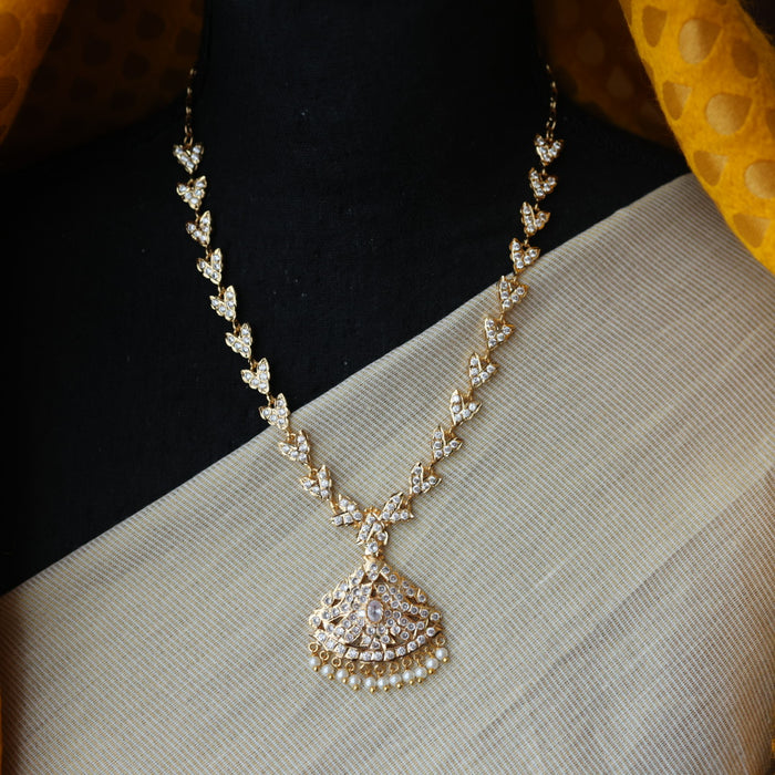 Heritage gold plated white stone short necklace H8901