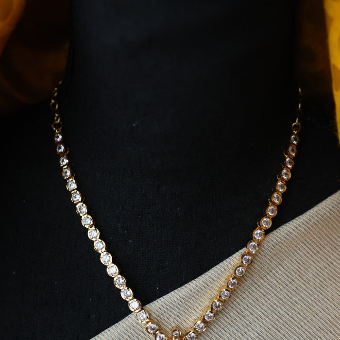Heritage gold plated white stone short necklace H8906