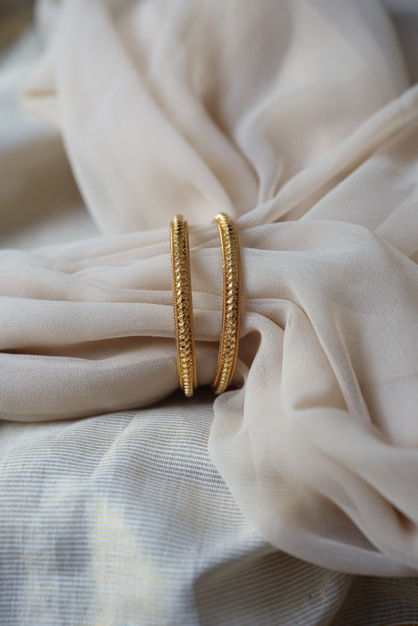 Heritage gold plated white stone bangle HB2344
