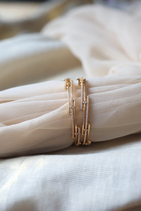 Heritage gold plated white stone bangle HB2446