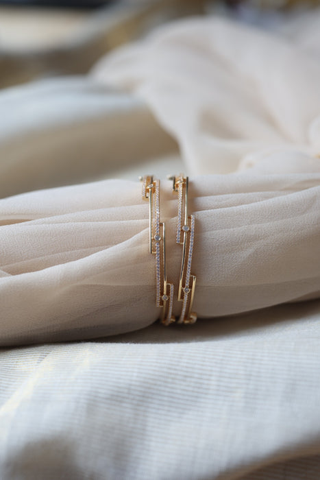 Heritage gold plated white stone bangle HB2446