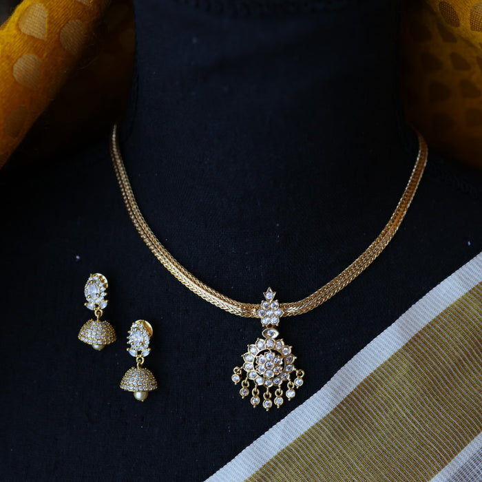 Heritage white stone short necklace and earrings H437