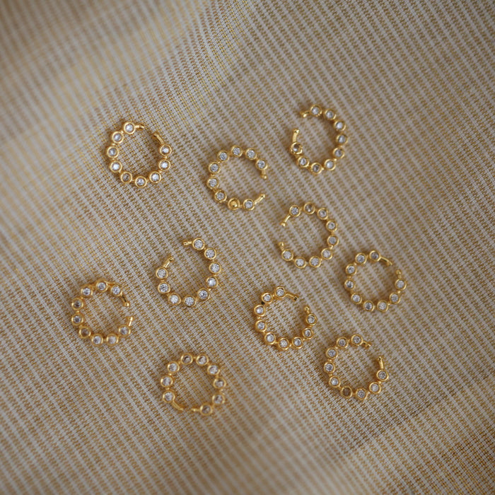 Heritage white stone gold plated nosering HN00111