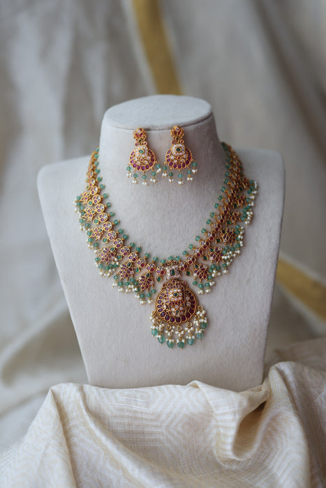 Antique green bead short necklacen AG672