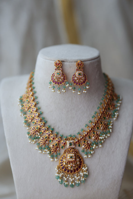 Antique green bead short necklacen AG672