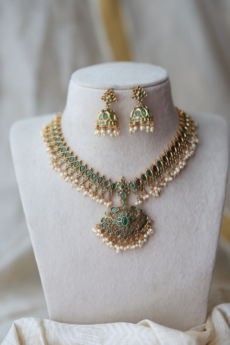 Antique green stone short necklace with earrings AG932