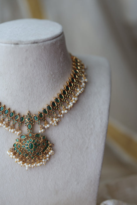 Antique green stone short necklace with earrings AG932