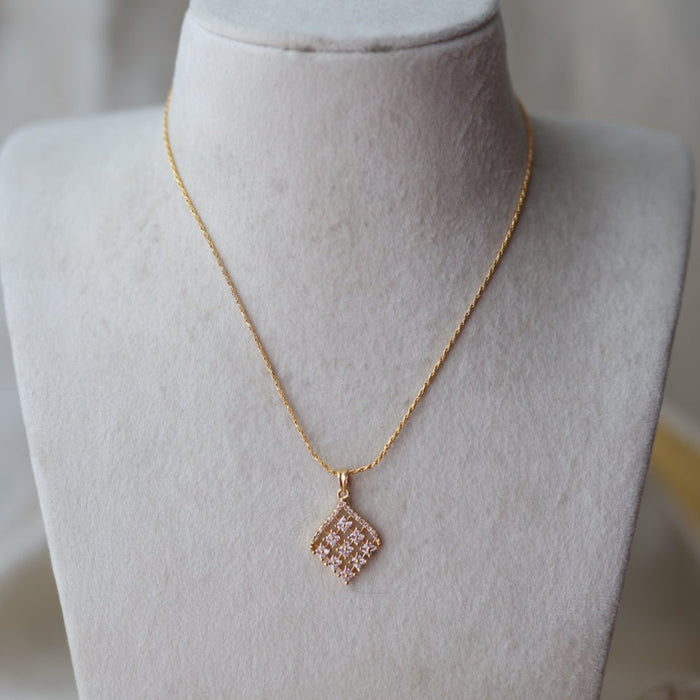 Heritage gold plated pendant short chain HC442