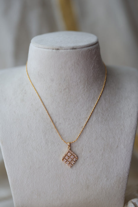 Heritage gold plated pendant short chain HC442
