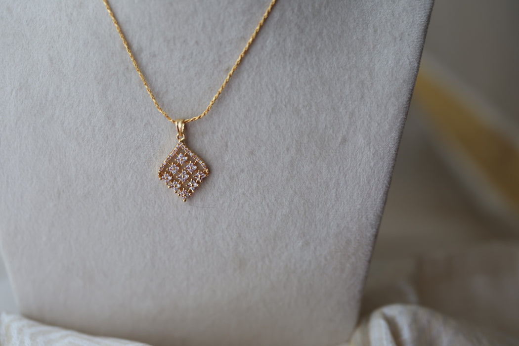 Heritage gold plated pendant short chain HC442