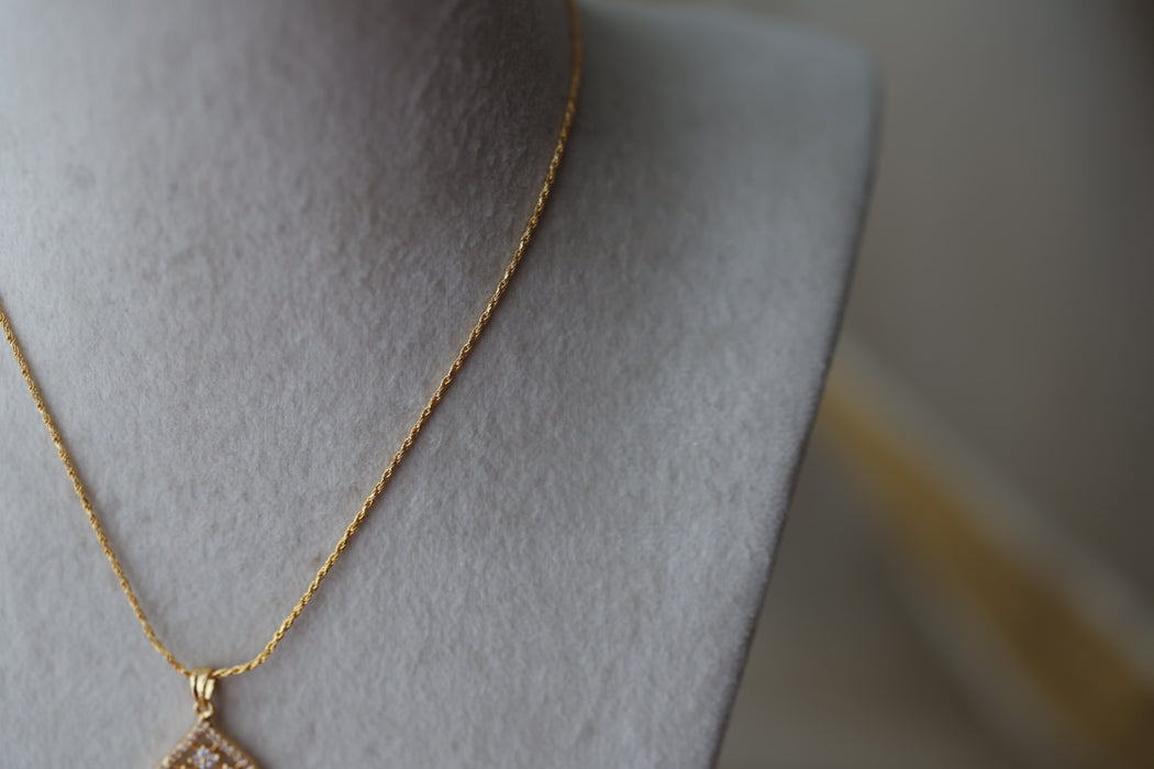 Heritage gold plated pendant short chain HC442