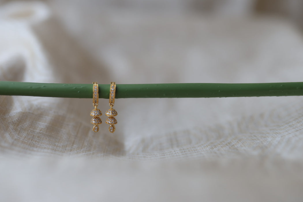 Heritage gold plated white stone hoop earrings HD2568