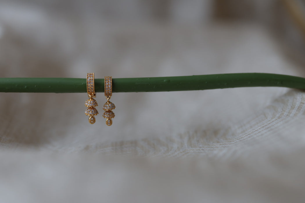 Heritage gold plated white stone hoop earrings HD8090
