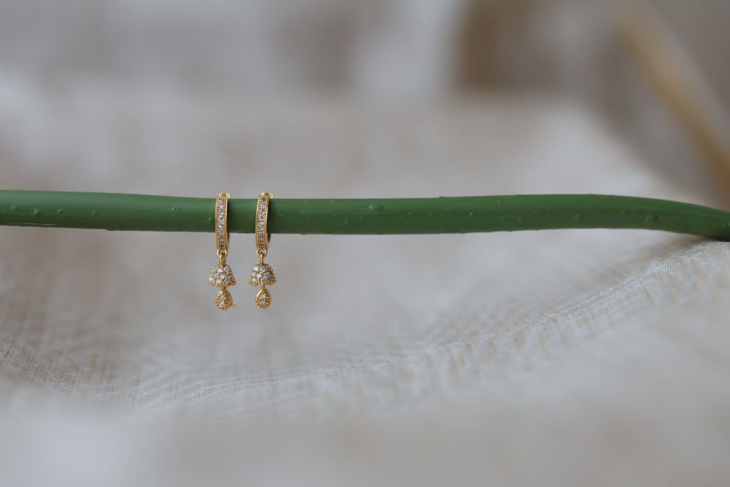 Heritage gold plated white stone hoop earrings HD20783